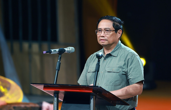 El primer ministro Pham Minh Chinh habla en el evento. (Fuente:VNA) vna_potal_thu_tuong_pham_minh_chinh_du_chuong_trinh_diem_tua_viet_nam_7597581.jpg