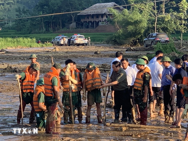 El primer ministro vietnamita, Pham Minh Chinh, dirige la labor de búsqueda de las personas desaparecidas por el deslizamiento de tierra en la aldea Nu. (Fuente: VNA) hình_ảnh (35).jpg