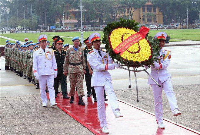 Oficiales rinden homenaje al presidente Ho Chi Minh en su Mausoleo. (Fuente:VNA) vna_potal_benh_vien_da_chien_cap_2_so_6_va_doi_cong_binh_so_3_phat_dong_thi_dua_truoc_lang_bac_ho_7602048.jpg