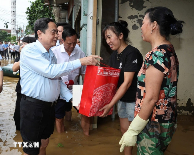 El presidente de la Asamblea Nacional de Vietnam, Tran Thanh Man, entregó obsequios a los habitantes de la comuna de Nga My, distrito de Phu Binh. (Fuente: VNA) hình_ảnh (36).jpg