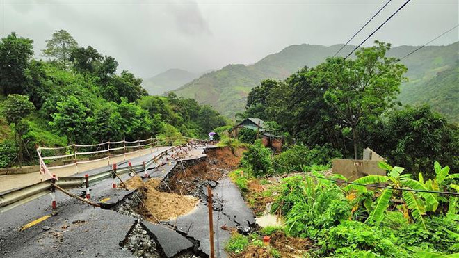 La carretera 15C, tramo que pasa por la comuna de Pu Nhi, Muong Lat, provincia de Thanh Hoa, fue dañada gravemente. (Fuente:VNA) sut_lun_duong_thanh_hoa.jpg