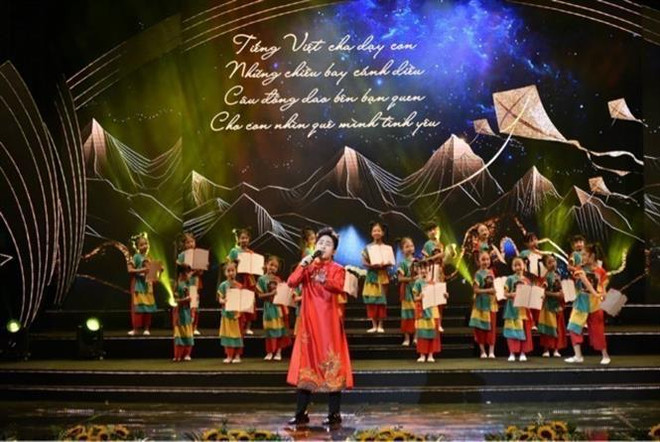 Una de las actuaciones artísticas en el evento. (Fuente:VNA) vna_potal_chuong_trinh_nghe_thuat_“tieng_viet_than_thuong”_nam_2024__7581427.jpg