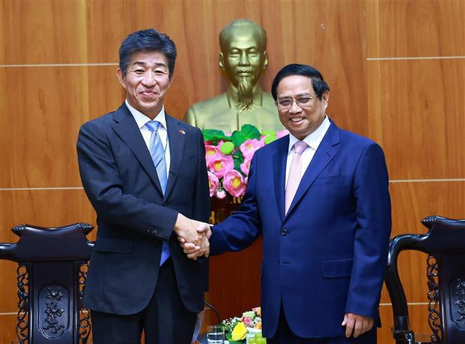 El primer ministro Pham Minh Chinh recibe a Nakagawa Tetsuyuki, director general de AEON Mall Vietnam. (Foto: VNA) vna_potal_thu_tuong_pham_minh_chinh_tiep_tong_giam_doc_aeon_mall_viet_nam_7610064.jpg
