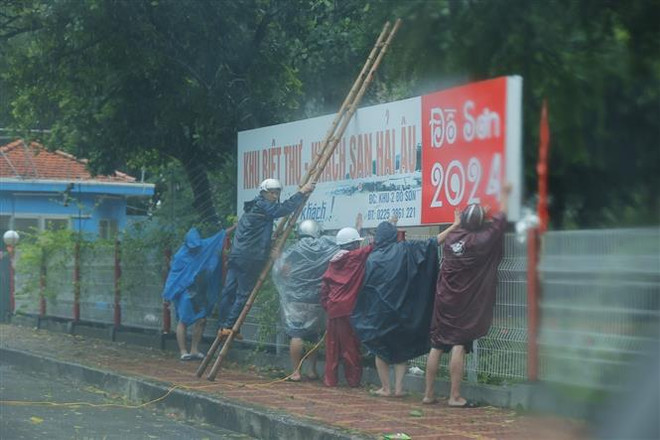 Pobladores en Do Son, ciudad de Hai Phong, se preparan ante el tifón Yagi. (Foto: VNA) vna_potal_hai_phong_bat_dau_co_gio_manh_kem_theo_mua_7578070.jpg
