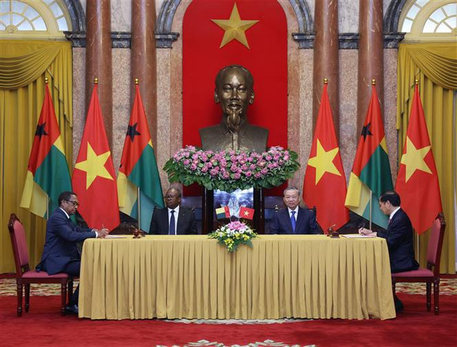 El secretario general del Partido Comunista y presidente de Vietnam, To Lam, y el presidente de Guinea-Bissau, Umaro Sissoco Embaló, presencian la firma de varios documentos de cooperación entre ambos países. (Foto: VNA) vna_potal_tong_bi_thu_chu_tich_nuoc_va_tong_thong_ch_guinea-bissau_chung_kien_le_ky_cac_van_kien_hop_tac_7577159.jpg