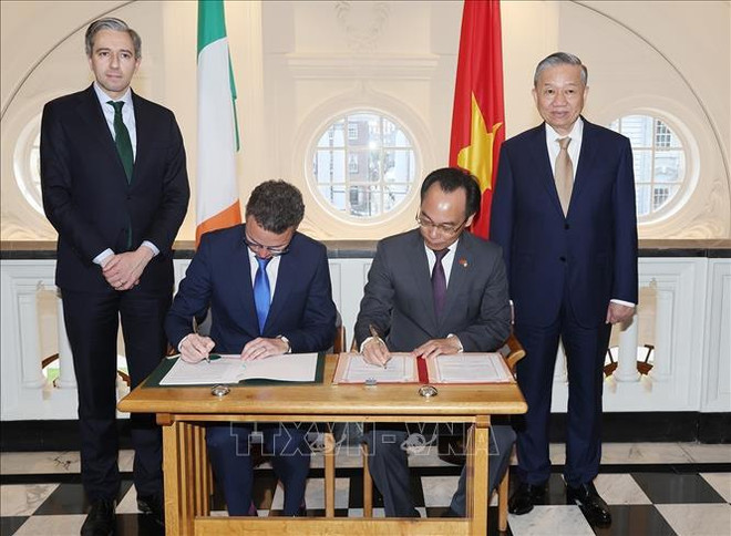 To Lam y Simon Harris presenciaron la ceremonia de firmar el Acuerdo sobre el establecimiento de la asociación estratégica en materia de educación superior entre el Ministerio de Educación y Formación de Vietnam y el Ministerio de Educación Superior, Investigación, Innovación y Ciencia de Irlanda. (Fuente:VNA) hình_ảnh (43).jpg