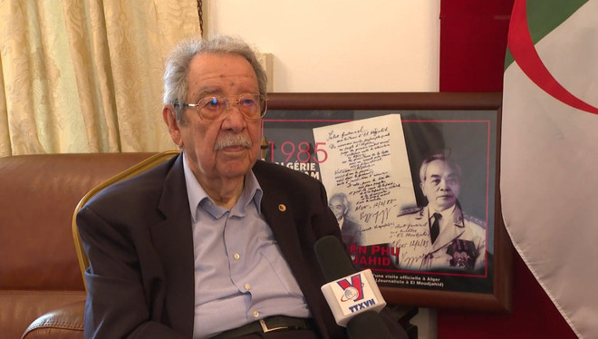 Djoudi Noureddine, presidente de la Asociación de Amigos Internacionales de la Revolución Argelina, en la entrevista. (Fuente:VNA) Chủ_tịch_Hội_những_người_bạn_quốc_tế_của_cách_mạng_Algeria_Djoudi_Noureddine_(Nguồn_TTXVN.jpg