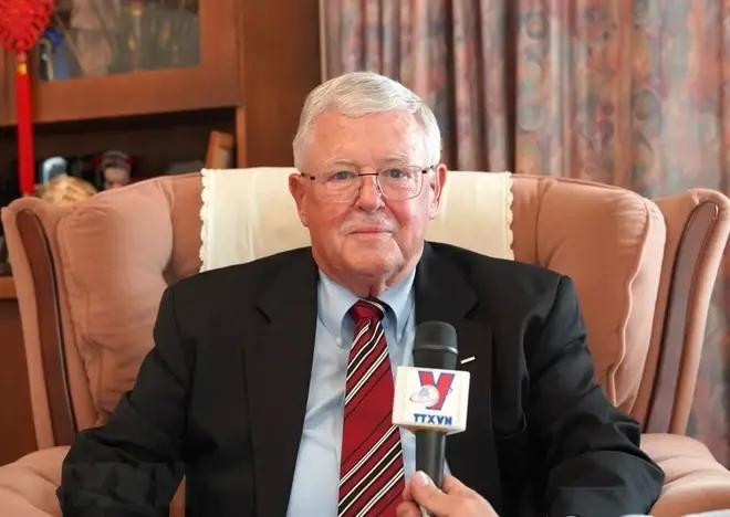 el profesor Carl Thayer de la Academia de la Fuerza de Defensa Australiana, dependiente de la Universidad de Nueva Gales del Sur, en la entrevista. (Fuente:VNA) Giáo_sư_danh_dự_tại_Đại_học_New_South_Wales_(Úc)_Carl_Thayer._Ảnh_TTXVN.webp
