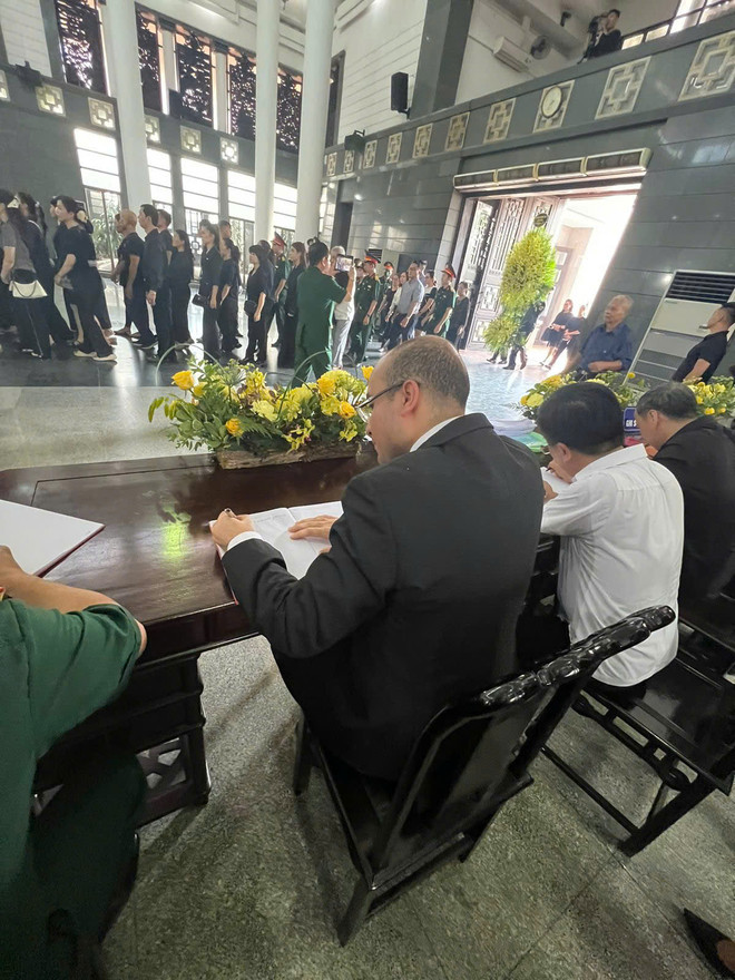 El embajador de Argelia en Hnaoi, Sofiane Chaib, escribió en el libro de condolencias en el funeral de Dang Bich Ha, esposa del general Vo Nguyen Giap. (Fuente:Embajada argelina) Đại_sứ_Algeria_tại_Việt_Nam_Sofiane_Chaib_viết_sổ_tang_tại_lễ_viếng_Phó_Giáo_sư_Đặng_Bích_Hà,_phu_nhân_của_Đại_tướng_Võ_Nguyên_Giáp._(Ảnh_do_Đại_sứ_quán_Algeria_tại_Việt_Nam_cung_cấp).jpg
