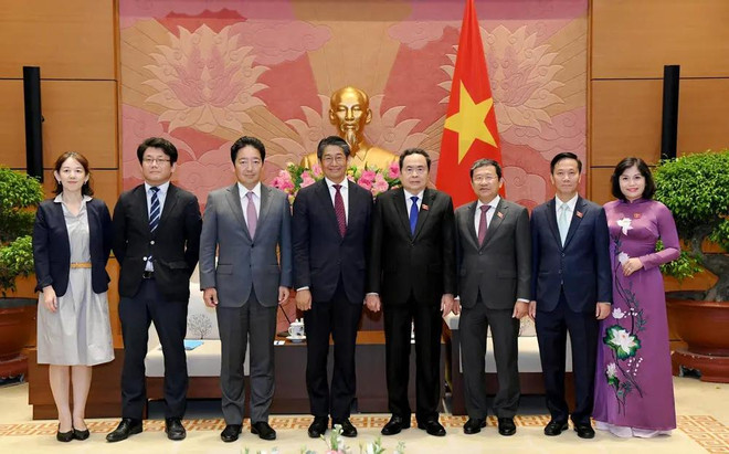 El presidente de de la Asamblea Nacional de Vietnam, Tran Thanh Man, el embajador de Japón en Vietnam, Ito Naoki, y delagados se tomaron foto de recuerdo en octubre pasado en Hanoi. (Fuente: daibieunhandan.vn) uuid=C1F7CC4B-D426-49D4-880D-EB4432D0EDDE&code=001&library=1&type=1&mode=1&loc=true&cap=true.webp