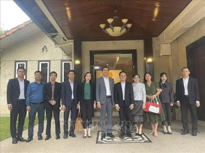 El embajador de Vietnam en Malasia, Dinh Ngoc Linh (centro) y la delegación se tomaron fotografías de recuerdo con funcionarios de la Embajada de Laos en Malasia. (Fuente: VNA) uuid=E40DBFE9-C09A-4378-9050-A97BD12C6675&code=001&library=1&type=1&mode=1&loc=true&cap=true.webp