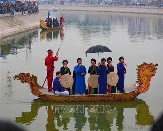 Quan Ho (canto de dúo de amor) reconocida por la UNESCO como patrimonio cultural inmaterial representativo de la humanidad. (Fuente: VNA) vna_potal_ngay_di_san_van_hoa_viet_nam_2311_gop_phan_nang_cao_vi_the_quoc_gia_tren_truong_quoc_te_stand_(1).webp