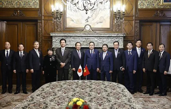 El presidente de la Asamblea Nacional de Vietnam, Tran Thanh Man, el titular de la Cámara de Representantes de Japón, Nukaga Fukushiro y delegados. (Fuente: VNA) blanco.png