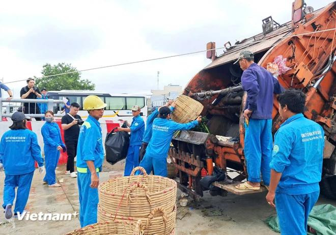 Trabajadores de la compañía de limpieza ambiental Can Tho reciben los residuos recogidos para su tratamiento. (Foto: Vietnam+) thu-gom-rac-12-6888.png.webp