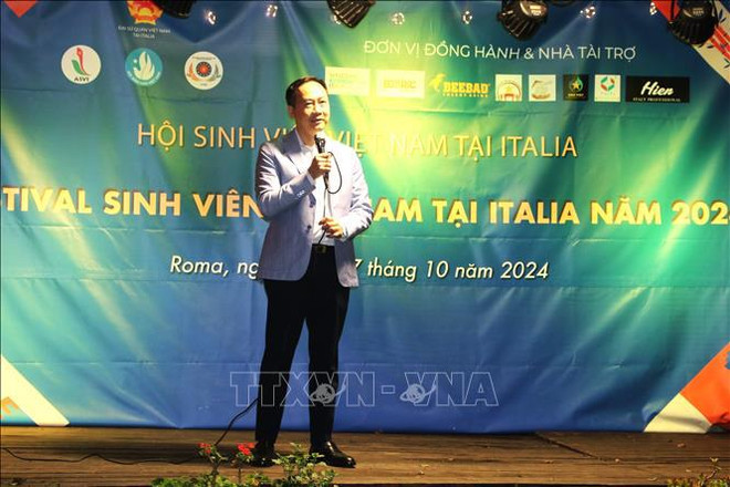 El embajador de Vietnam en Italia, Duong Hai Hung, habla en el evento. (Fuente:VNA) tieng-viet-28102024.jpg