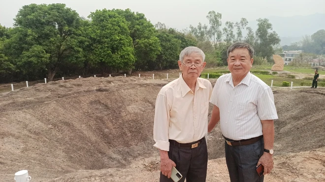 Próximo al agujero de la colina A1, donde los ingenieros vietnamitas alguna vez habían colocado explosivos para desmantelar las defensas subterráneas del enemigo, Do Van Nong, otro veterano en la lucha de resistencia contra Estados Unidos, reflexionó solemnemente: "al presenciar esta escena, entiendo que los antepasados derramaron sangre para defender el país". (Fuente:Vietnamplus) Sin título.pngok.png
