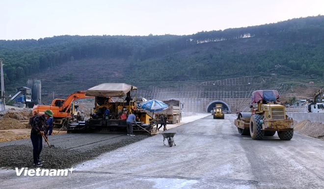 La mayoría de los proyectos de transporte claves están acelerando el progreso, especialmente algunos relativos a la Autopista Norte-Sur en el período 2021-2025 se esfuerzan por acortar el tiempo de 3 a 6 meses, lo cual significa que el desembolso de capital será más rápido. (Fuente:Vietnamplus) Sin título.pngok.png