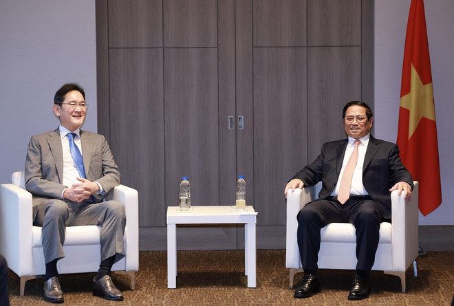 El primer ministro vietnamita, Pham Minh Chinh, recibe a Lee Jae Yong, presidente de Samsung. (Fuente:VNA) vna_potal_thu_tuong_pham_minh_chinh_tiep_chu_tich_tap_doan_samsung_lee_jae_yong_7460566.jpg