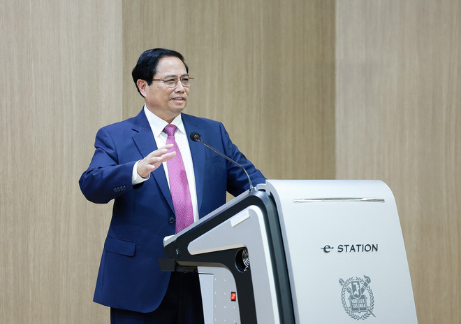 El primer ministro vietnamita, Pham Minh Chinh, habla en el evento. (Fuente:VNA) vna_potal_thu_tuong_phat_bieu_ve_chinh_sach_cua_viet_nam_tai_dai_hoc_quoc_gia_seoul_7463035.jpg