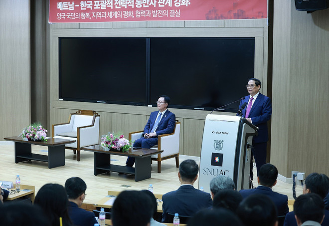 El primer ministro vietnamita, Pham Minh Chinh, habla en el evento. (Fuente:VNA) vna_potal_thu_tuong_phat_bieu_ve_chinh_sach_cua_viet_nam_tai_dai_hoc_quoc_gia_seoul_7463049.jpg