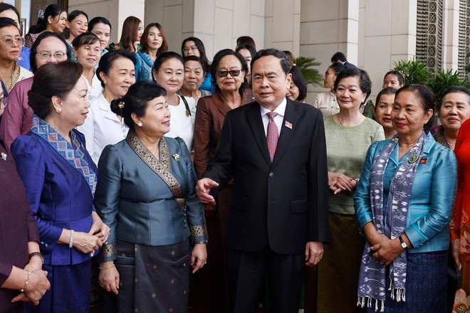 El presidente de la Asamblea Nacional de Vietnam, Tran Thanh Man, con representantes de Uniones de Mujeres de Laos y Camboya. (Fuente:VNA) MAN.jpg