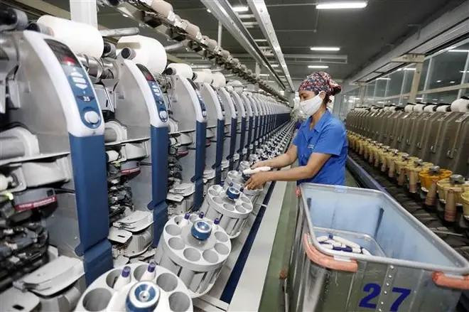 Fábrica de fibras Hoa Xa, de la Corporación Textil Nam Dinh, una de las unidades líderes de la industria en la producción de hilados para los mercados nacionales y de exportación. (Fuente: VNA) 2.webp