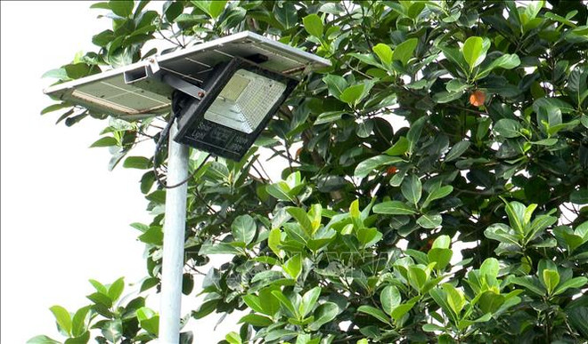 Thai Binh fomenta la instalación de iluminación eléctrica mediante luces solares (Fuente: VNA) vna_potal_“thap_sang_duong_que”_gop_phan_xay_dung_nong_thon_moi_tai_thai_binh_stand.jpg
