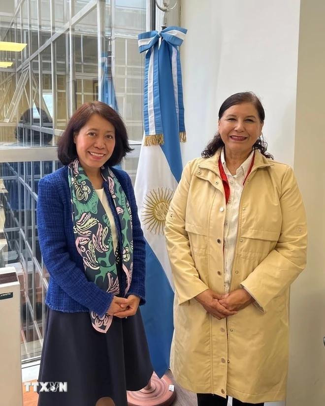 La embajadora vietnamita Ngo Minh Nguyet recibe a la diputada de la provincia de Santa Yolanda Vega. Foto (VNA) potal-argentina-thuc-day-hop-tac-thuong-mai-voi-asean-7645702-6078.jpg (1).webp