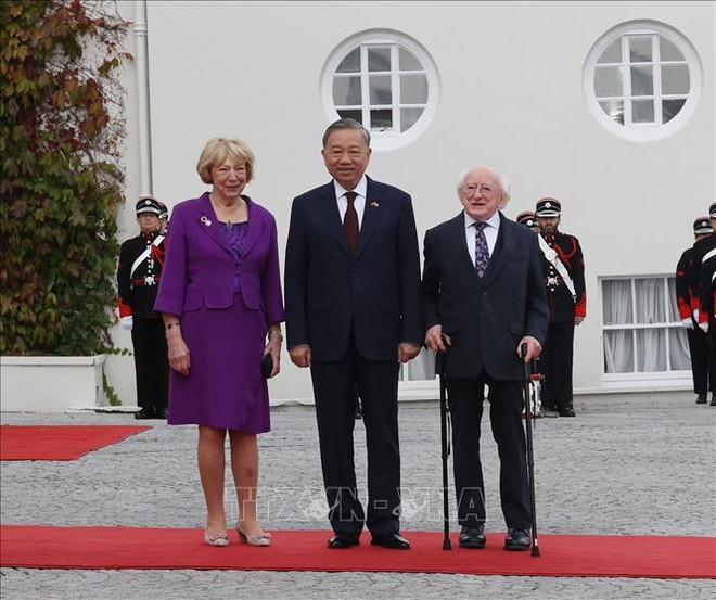 El presidente de Irlanda, Michael D. Higgins, y su esposa, presiden la ceremonia de bienvenida al secretario general del Partido Comunista y presidente de Vietnam, To Lam. (Foto: VNA) hình_ảnh (1).jpg