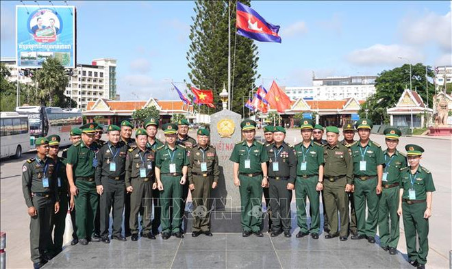 Delegados se posan para una foto. (Foto: VNA) si-quan-tre-luc-quan-hien-binh-campuchia-2682024.jpg