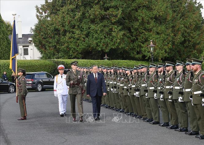 El secretario general del Partido Comunista y presidente de Vietnam, To Lam, pasa revista a la guardia de honor de Irlanda. (Foto: VNA) hình_ảnh.jpg