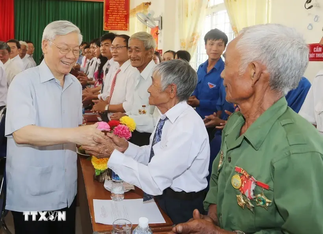 El Secretario General Nguyen Phu Trong durante su visita a la comuna montañosa de Son Ha, provincia de Phu Yen (3 de mayo de 2016) (Fuente:VNA) Sin título.pngpl.png