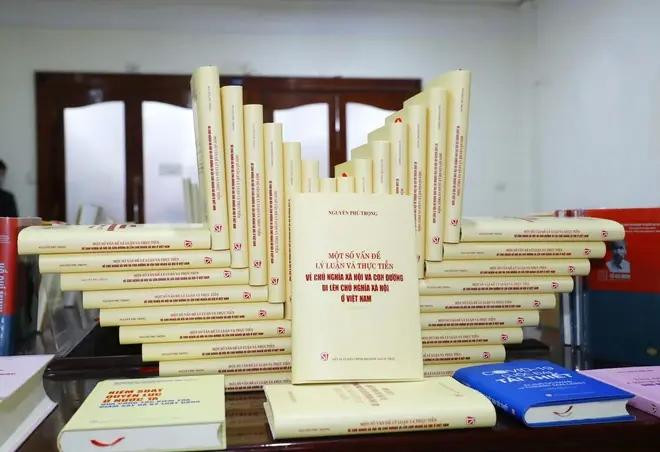 El libro “Algunas cuestiones teóricas y prácticas sobre el socialismo y el camino hacia el socialismo en Vietnam" del secretario general del Partido Comunista de Vietnam, Nguyen Phu Trong. (Fuente:VNA) 9 (1).webp