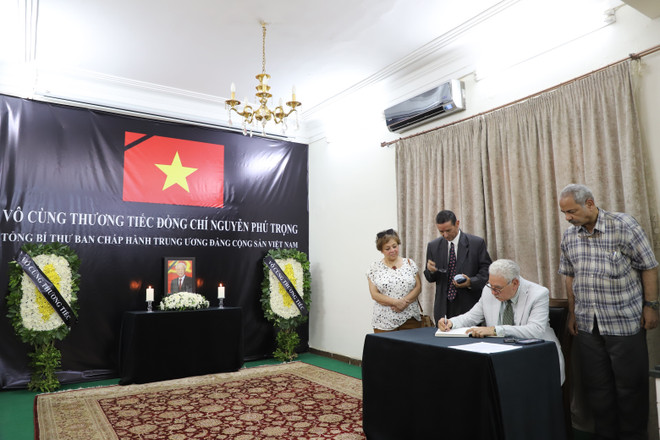 El secretario general del Partido Comunista de Egipto, Salah Adly Abdelhafiz, escribe en el libro fúnebre del secretario general Nguyen Phu Trong. (Foto:VNA) vna_potal_dai_su_quan_viet_nam_tai_ai_cap_to_chuc_le_vieng_va_mo_so_tang_tong_bi_thu_nguyen_phu_trong_7499864 (1).jpg