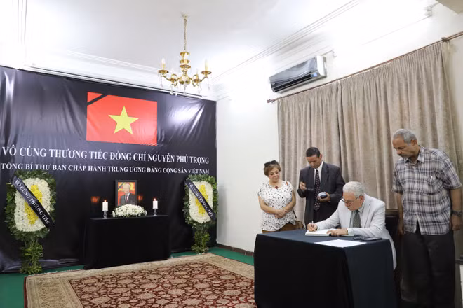 vna_potal_dai_su_quan_viet_nam_tai_ai_cap_to_chuc_le_vieng_va_mo_so_tang_tong_bi_thu_nguyen_phu_trong_7499864 (1).jpg