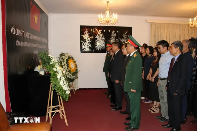 Representantes vietnamitas en Argelia rinden tributo al secretario general Nguyen Phu Trong. (Fuente;VNA) DF.png