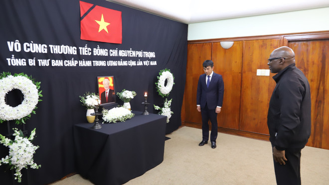 El secretario general del Partido Comunista de Sudáfrica (PCS), Solly Mapaila, rindió tributo al secretario general del Partido Comunista de Vietnam (PCV), Nguyen Phu Trong. (Fuente:VNA) vna_potal_tong_bi_thu_dang_cong_san_nam_phi_vieng_tong_bi_thu_nguyen_phu_trong__7500010.jpg