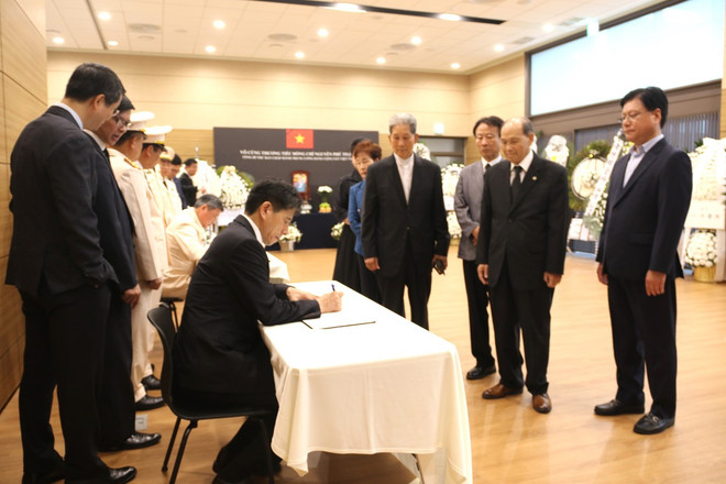 Kwon Sung Taek, presidente de la Asociación de Intercambio Económico y Cultural Corea del Sur-Vietnam (KOVECA), escribió en el libro de condolencias. (Fuente:VNA) han quoc.jpg