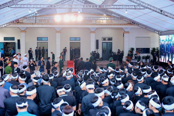 Acto de tributo al secretario general Nguyen Phu Trong en la casa cultural de la comuna de Dong Hoi. (Fuente:VNA) ANH5.jpg