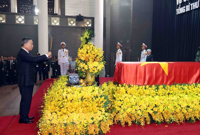 El miembro del Buró Político y presidente del Estado, To Lam, en nombre de la delegación del Comité Central del Partido Comunista de Vietnam, ofreció incienso para rendir tributo al secretario general Nguyen Phu Trong. (Fuente:VNA) ANH3.jpg