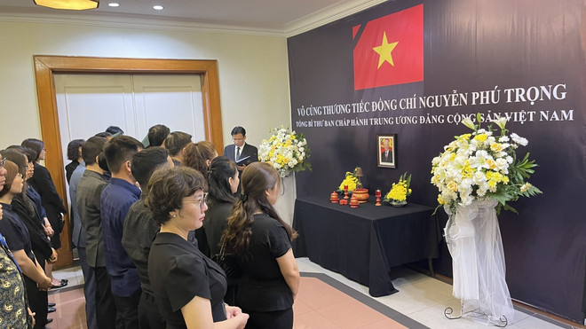 La Embajada de Vietnam en Indonesia organizó un acto de tributo para el secretario general del Partido Comunista (PCV), Nguyen Phu Trong. (Fuente:VNA) indonesia.jpeg