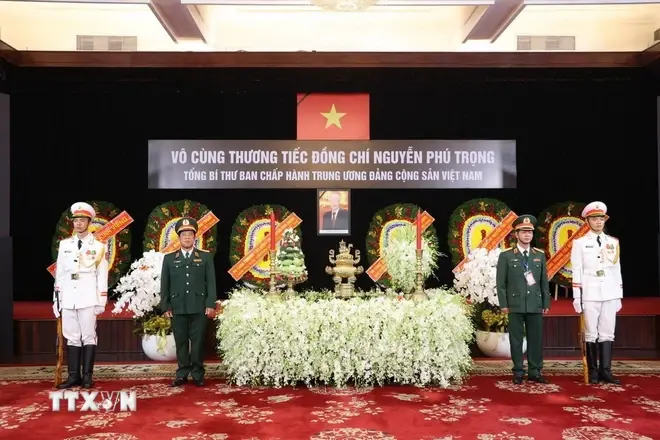 El retrato del secretario general Nguyen Phu Trong se coloca solemnemente en el Salón de la Reunificación en Ciudad Ho Chi Minh. (Fuente:VNA) DF.png