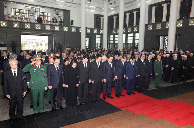 La delegación del Comité Central del Partido Comunista de Vietnam, encabezada por el miembro del Buró Político y presidente del Estado, To Lam, rindió homenaje al secretario general Nguyen Phu Trong. (Fuente:VNA) ANH2.jpg