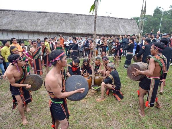 Un espectáculo de danza del grupo étnico Ede en la Aldea de Cultura y Turismo de las Etnias Minoritarias de Vietnam. (Foto: VNA) 20140113_dan_toc.jpg.webp