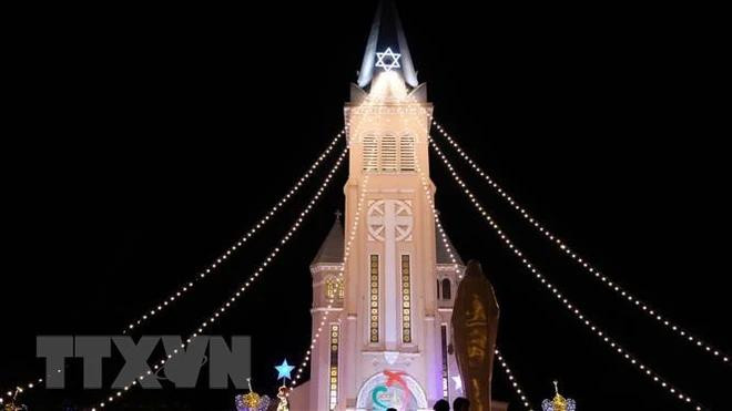 La Iglesia Con Ga, en la ciudad de Da Lat, está decorada con colores vivos en la Nochebuena. (Foto: VNA) nha_tho_da_lat.jpg.webp