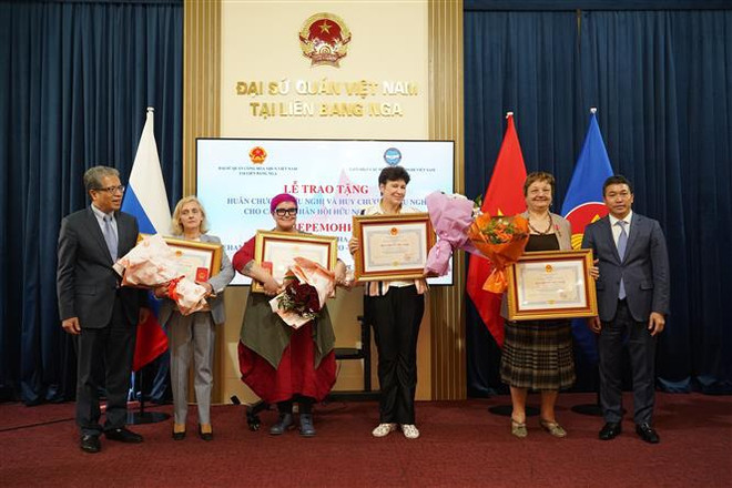 Entregan órdenes y medallas de Amistad a los miembros de la Asociación de Amistad Rusia-Vietnam. (Fuente:VNA) vna_potal_trao_tang_huan_huy_chuong_huu_nghi_cho_cac_thanh_vien_hoi_huu_nghi_nga-viet_063359732_7392626.jpg