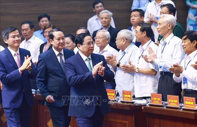 El primer ministro Pham Minh Chinh participa en la conferencia. (Fuente:VNA) thu_tuong_pham_minh_chinh_du_hoi_nghi_cong_bo_quy_hoach_tinh_ninh_binh_stand.jpg