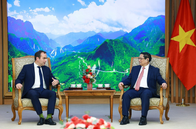 El primer ministro vietnamita, Pham Minh Chinh, recibió en Hanoi al ministro de Fuerzas Armadas de Francia, Sébastien Lecornu. (Fuente:VNA) vna_potal_thu_tuong_tiep_bo_truong_quan_doi_phap__7361333.jpg