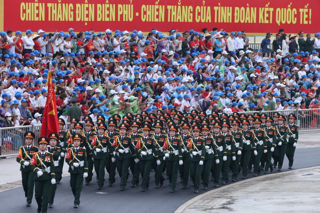 El desfile de las fuerzas militares en la ceremonia. (Fuente:VNA) vna_potal_le_dieu_binh_dieu_hanh_ky_niem_70_nam_chien_thang_dien_bien_phu__7363010.jpg
