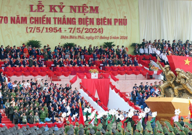 Participantes en el evento. (Fuente:VNA) vna_potal_le_ky_niem_70_nam_chien_thang_dien_bien_phu_7363018.jpg